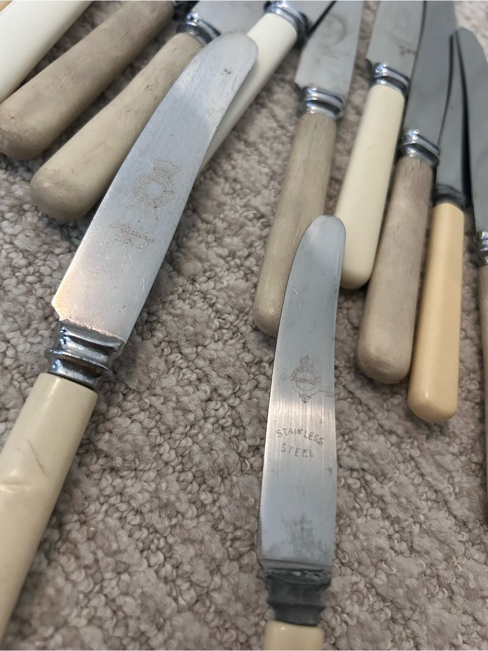 Vintage Lot of 22 Bakelite/Wood Handled Knives most Marked Sheffield England - Picture 3 of 4